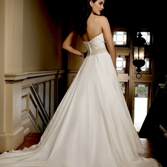 Justin Alexander Bridal Gown Ivory in color with Roche Sweetheart Neckline - Picture 2 of 4